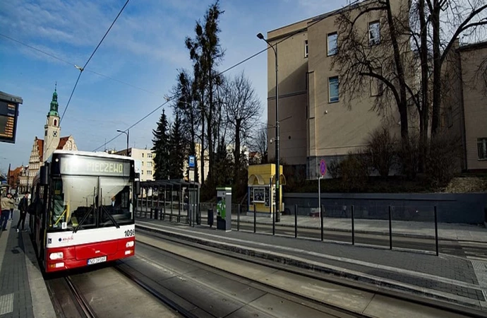 {Firma KDD przestała realizować usługi komunikacyjne w Olsztynie. Miasto zerwało z nią umowę.}