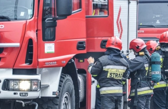 {Podłączona do prądu frytkownica wywołała pożar na olsztyńskich Jarotach.}